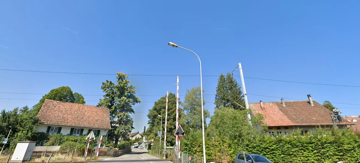 Blick auf den Bahnübergang Wermatswilerstrasse in Uster: Mit dem Doppelspurausbau konnte der Schutzstatus des Gebäudes links in Frage gestellt werden. Das Haus rechts wird abgerissen.